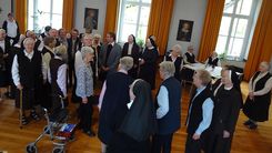 Aufstellung im Raum, irgendwo zwischen Wandel und Dauer, zwischen Nähe und Distanz.